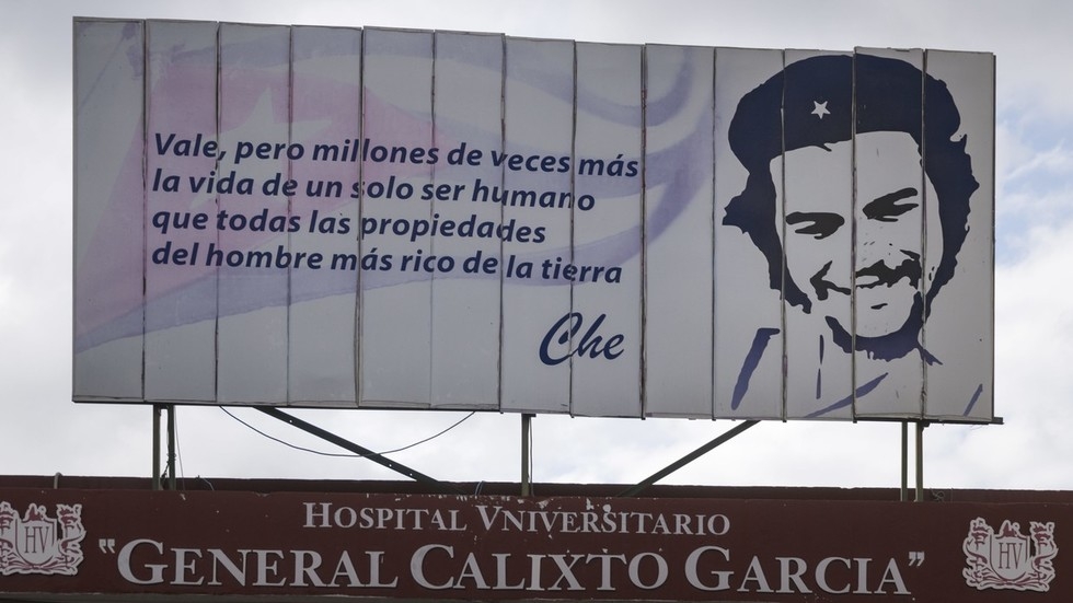 Che Guevara watches over a Havana hospital 