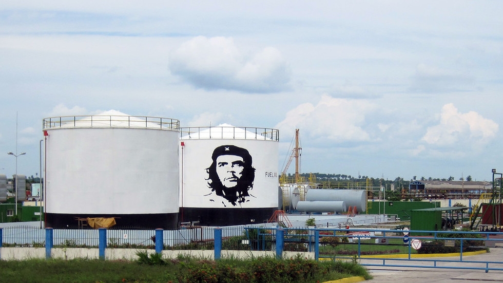 FILE PHOTO: A painted image of Ernesto &quot;Che&quot; Guevara on a fuel container at an electricity generation plant in Santa Clara, Cuba 